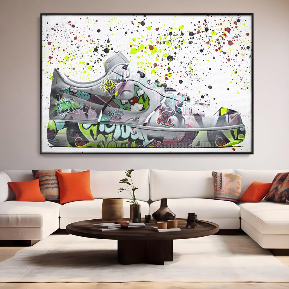 Tablou canvas cu tablou canvas cu adidasi graffiti, in rama de aluminiu negru, pe perete intr-un living